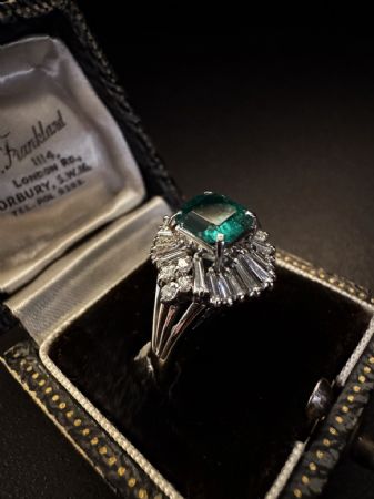 Anillo de Platino con Esmeralda y Diamantes