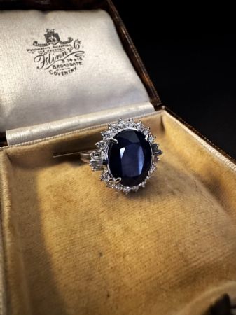 Ring with 8.5 ct Sapphire and Diamonds