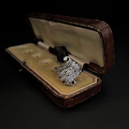 Anillo Dèco en platino con diamantes de talla marquesa
    