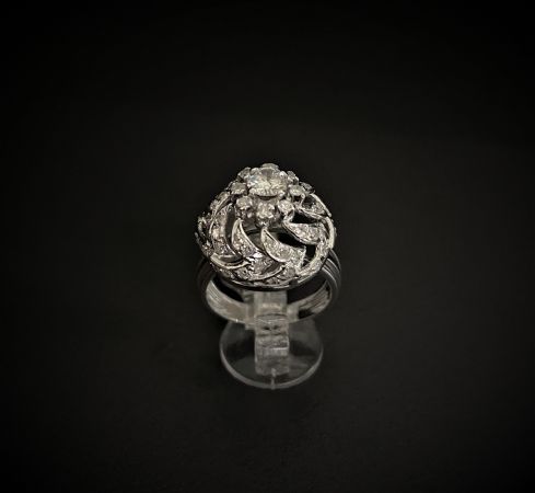 Openwork ring in Platinum with 0.45 ct central diamond
    