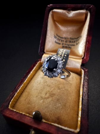 Ring mit Saphir und Diamanten