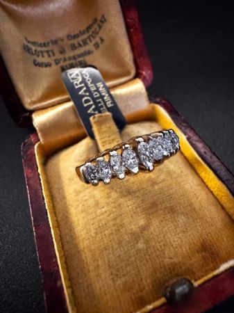 Ring mit Diamanten im Marquise-Schliff für 0,85 ct.