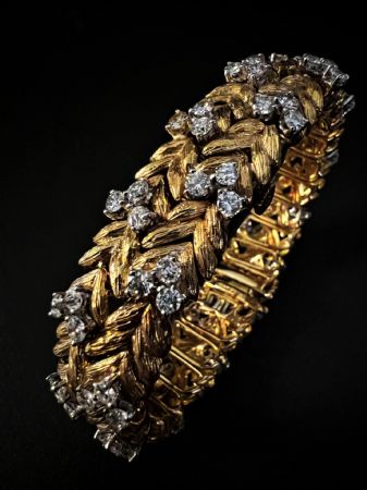 Brazalete con reloj oculto firmado por 