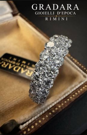 Alianza completa con diamantes.