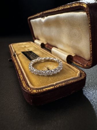 Anillo - alianza completa con diamantes