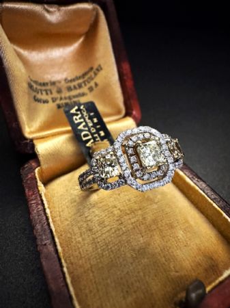 Anillo de banda con diamantes FANCY de color