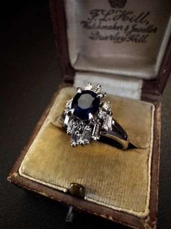 Anillo de Platino con Zafiro y Diamantes