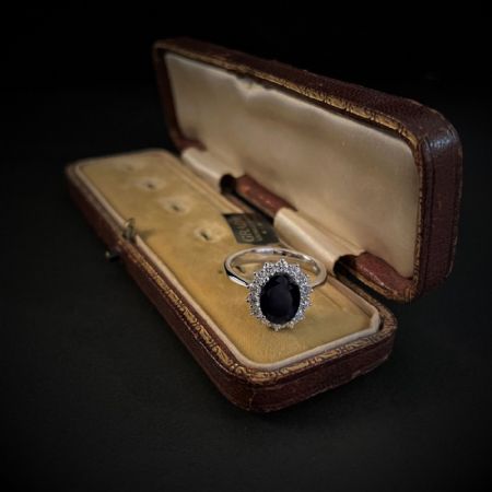 Ring mit Saphir und Diamanten
    