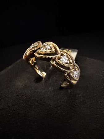 Gelbgoldener Ring mit Herzdesign und Diamanten