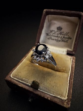 Anello  in  Platino  con  Zaffiro  e  Diamanti  