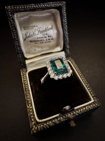 Anello  con Smeraldo  e  Diamanti 