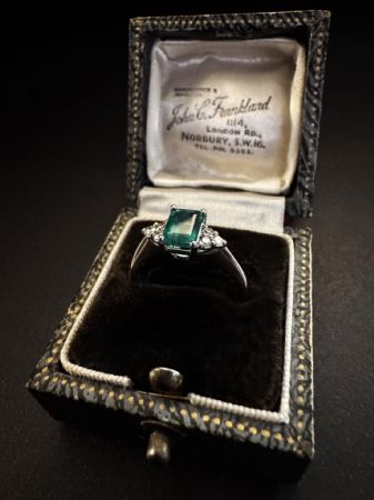 Ring with Emerald and Diamonds