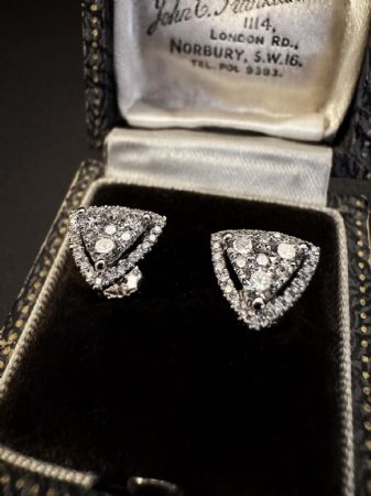 Pendientes triangulares con diamantes