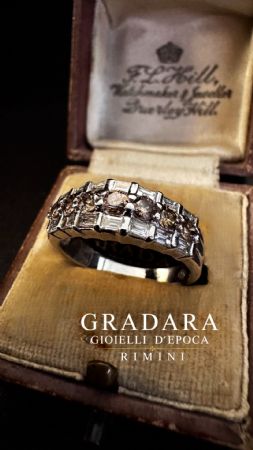 Ring mit braunen und Baguette-Diamanten