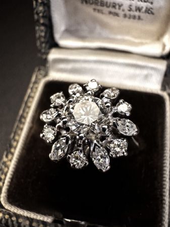 Anillo con Diamante central de 0.90 ct.