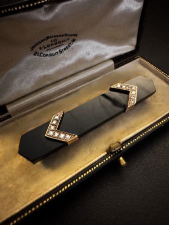 Art Deco brooch with black onyx and Diamonds.