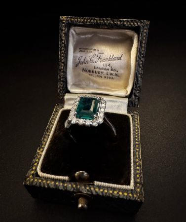 Ring with Emerald and Diamonds