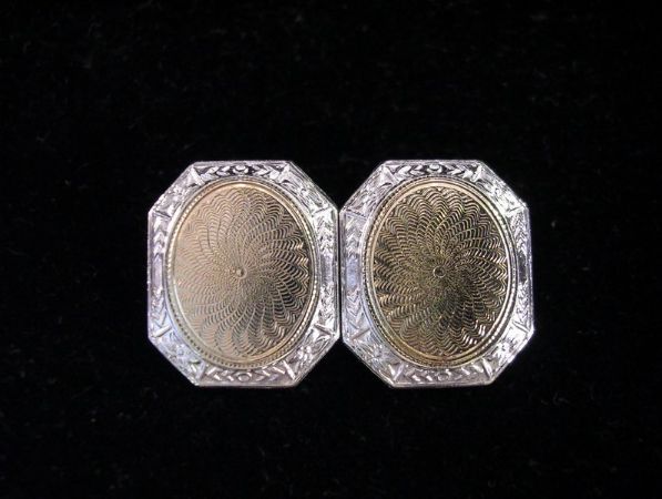 Cufflinks engraved in yellow and white gold
    