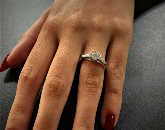 Anillo con Diamante central de 1 ct.
