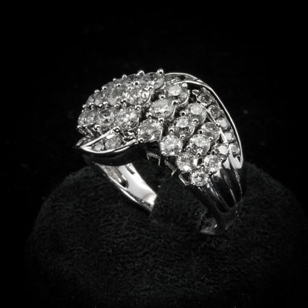 Anillo de banda con diamantes 2 ct.
    