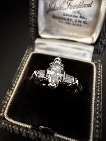 Anello con  Diamante  taglio  Marquise  0.60 ct.