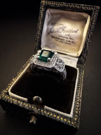 Anello  con Smeraldo  e  Diamanti 
