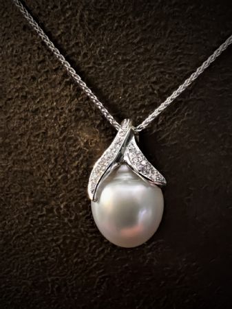 Pendant with Pearl and Diamonds.