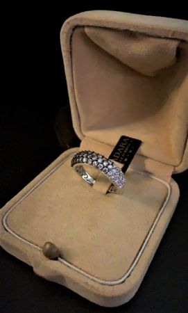 Ring with white and black diamonds 1 ct.
    