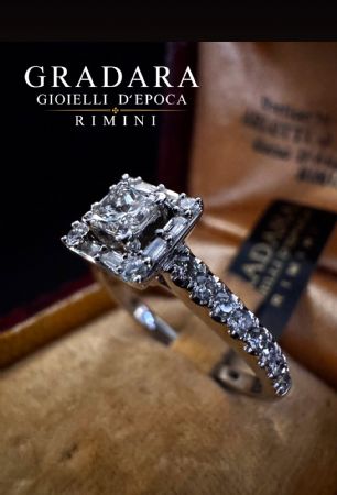 Bague avec diamant taille princesse