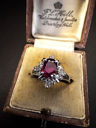 Anello  in  Platino  con  Rubino e  Diamanti  
