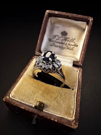 Anillo con zafiro y diamantes