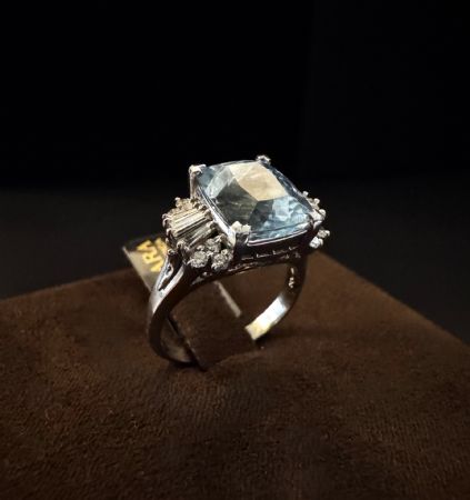 Anello  con  Acquamarina  e  Diamanti  