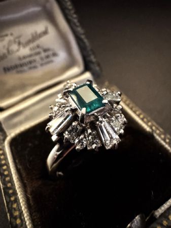 Anello  in  Platino  con  Smeraldo  e  Diamanti  