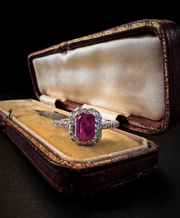 Anillo con Rubí y Diamantes