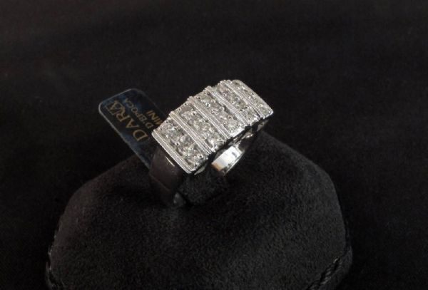 anel de banda com os diamantes para 0,80 ct.
    