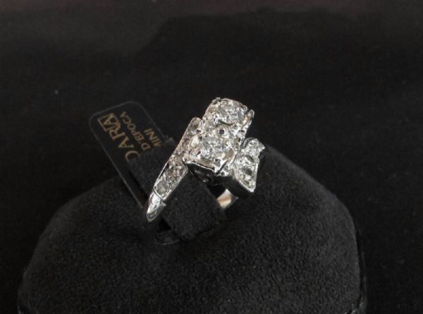 Bague avec diamants
    