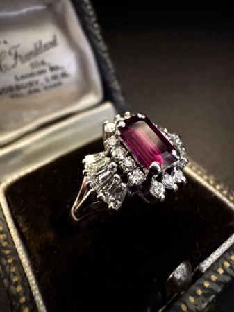 Anillo de Platino con Rubí y Diamantes