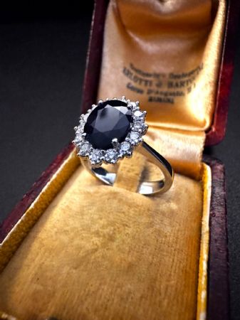 Ring mit Saphir und Diamanten