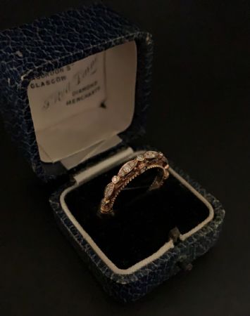 Anillo de oro rosa con diamantes
    