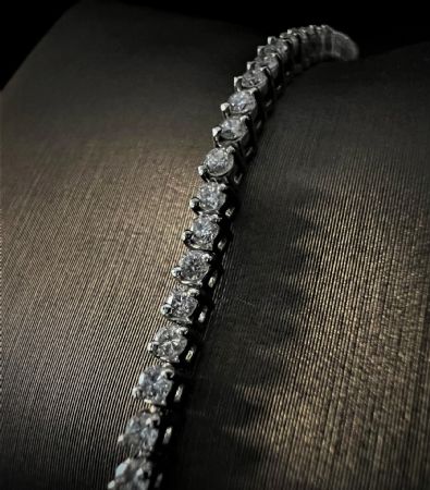 Tennis bracelet with 2 prongs