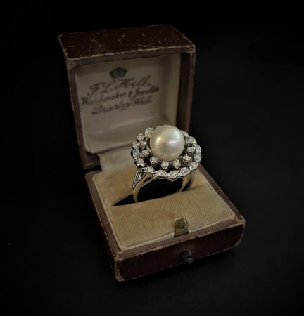 Ring with 8.5 mm Pearl and 1 ct Diamonds