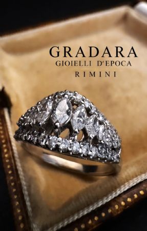 Ring mit Diamanten im Marquise-Schliff