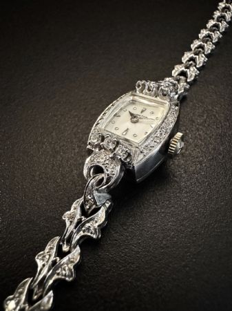 HAMILTON bracelet-watch with 1 ct diamonds.