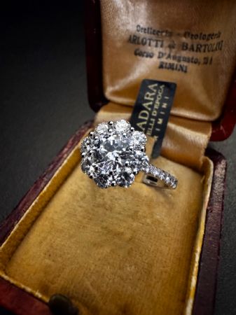 Anello a fiore  con  Diamanti  1.30 ct.