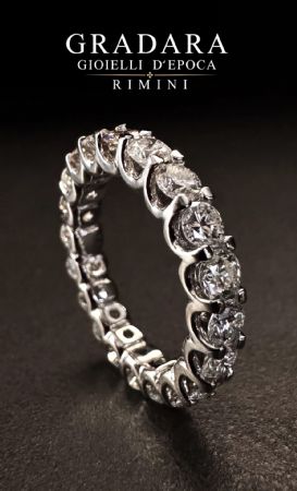Alianza completa de oro con diamantes