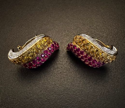 Boucles d'oreilles avec Rubis, Saphirs jaunes et Diamants