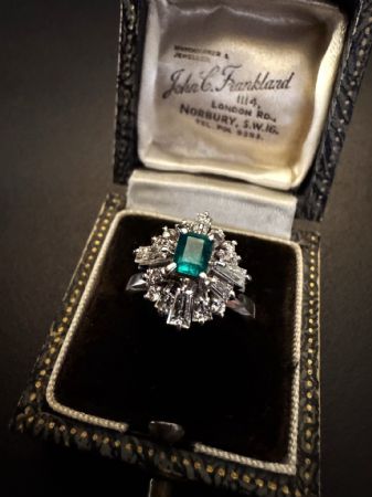 Anello  in  Platino  con Smeraldo  e  Diamanti 