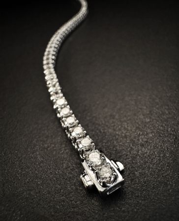 Tennis bracelet with 5.5 ct diamonds.