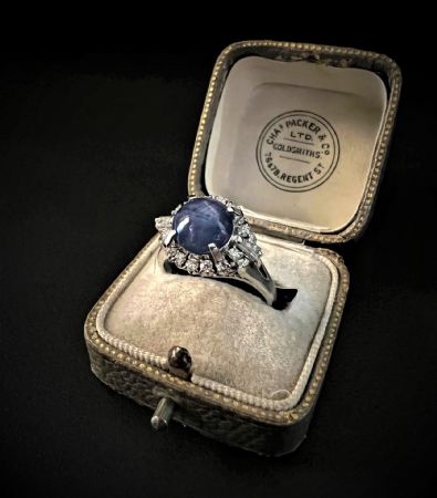 Platinring mit Sternsaphir und Diamanten