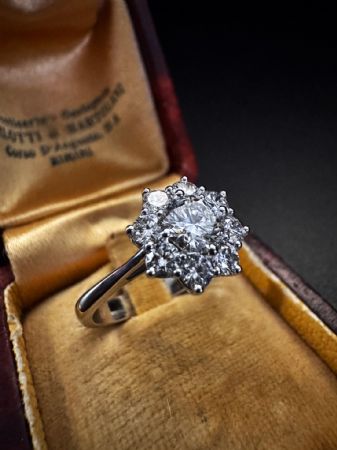 Flower ring with 1.1 ct Diamonds.